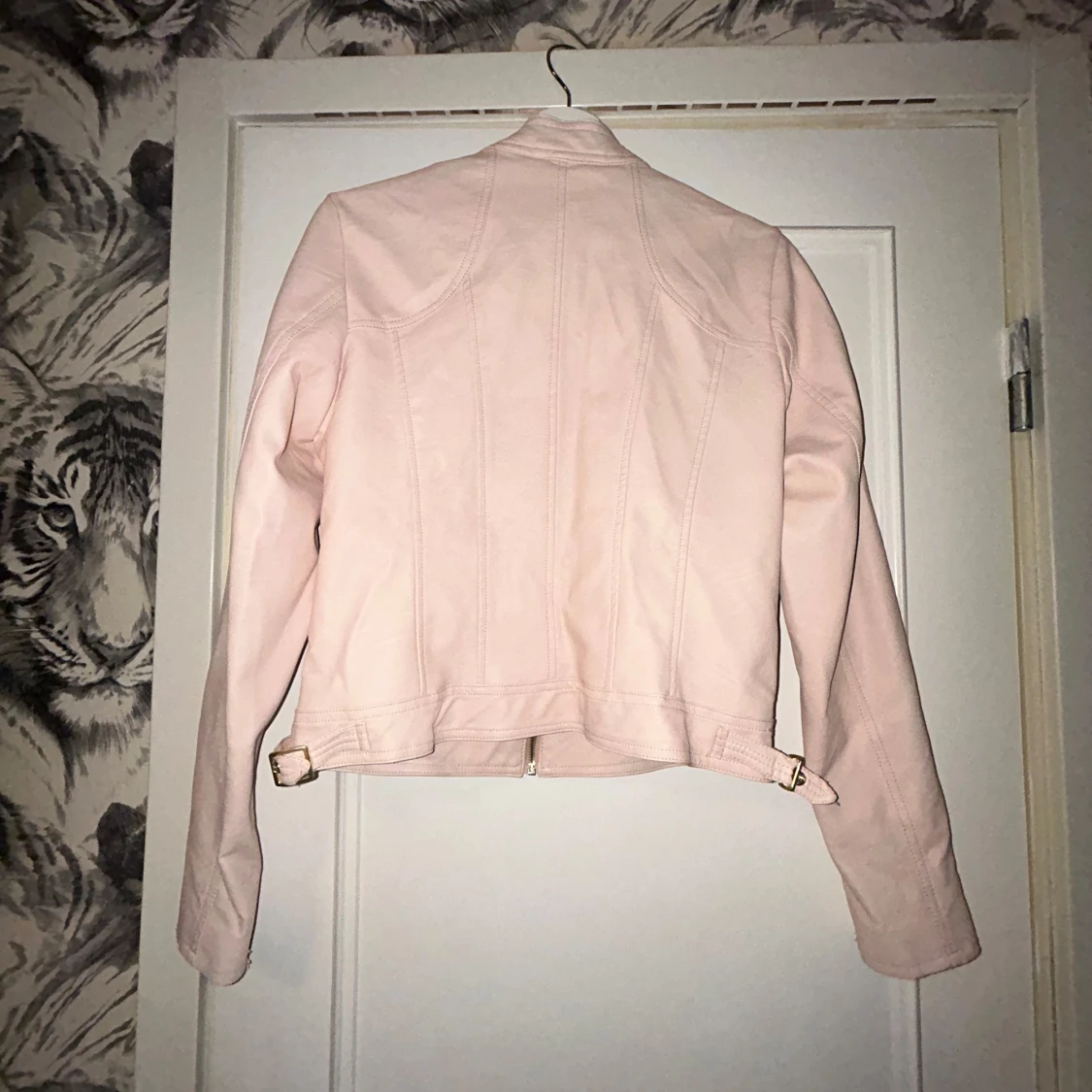 Ljusrosa skinnjacka med dragkedja - 1