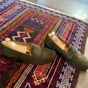 Gröna mockaloafers från Loake - Snygga gröna loafers från Loake i mjuk mocka och med klassisk pennyloafers-design. Skorna har rund tå, platt sula och är tillverkade i äkta skinn. Perfekta för dig som gillar stilrena och tidlösa skor med en twist.