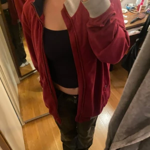 Röd/vinröd kofta från Diesel - Jätte cool kofta, perfekt till hösten! storleken säger XXL men skulle definitivt säga att den kan vara M-XXL 🩷