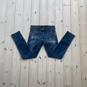 Replay jeans - Säljer nu dessa feta Replay anbass i riktigt bra skick. Storlek: 30W 32L. Nypris: 1599kr. Mitt pris: 450kr. Skriv vid frågor eller för mer bilder! 🤩