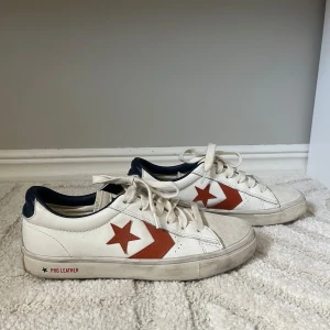 Converse Pro Leather vita sneakers - Super snygga converse!! Köpta i London för några år sen, därav finns ingen sko låda kvar.  bra skick då de inte är jätte använda!! Säljer eftersom de tyvärr blivit för små