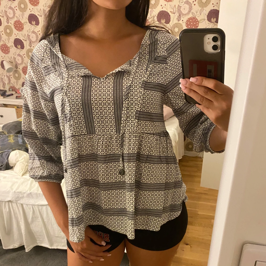 Mönstrad blus från House of Lola XS