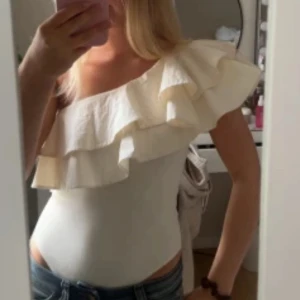 Zara volangbody - Super fin body från zara som är slutsåld. Den är bara testad men inte använt den!❤️
