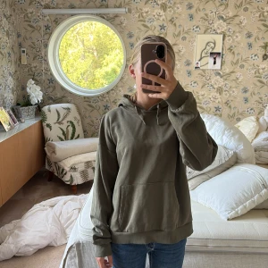 Olivgrön hoodie från Gina Tricot - Säljer en olivgrön hoodie från Gina Tricot i storlek 158/164. Har använt typ en gång ock säljer för att den aldrig används❤️