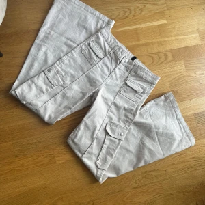 Cargo - Utsvängda cargobyxor 