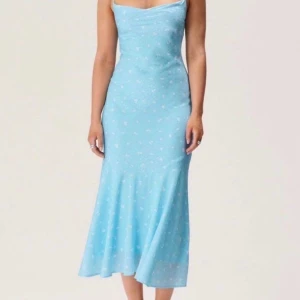 Adoore ljusblå Verona - Ljusblå klänning från adoore i modellen Verona inköpt förra sommaren. Helt slutsåld på hemsida och använd max 3 gånger storlek 40.