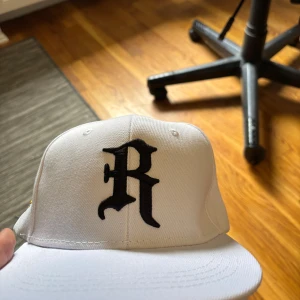 Vit baseball keps - ⚪️Vit baseball keps, stilren, passar till allt. ⚪️Helt ny. ⚪️Justerbar storlek 