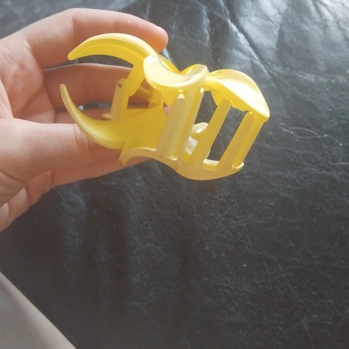 Gul blomformad hårklämma - 1