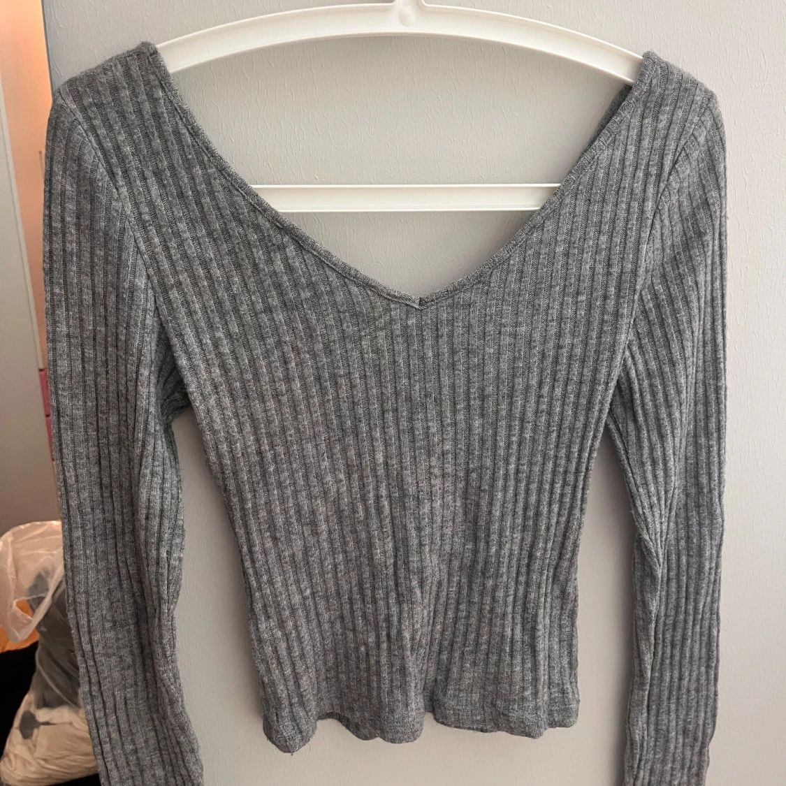 Uringad grå tröja  - 1