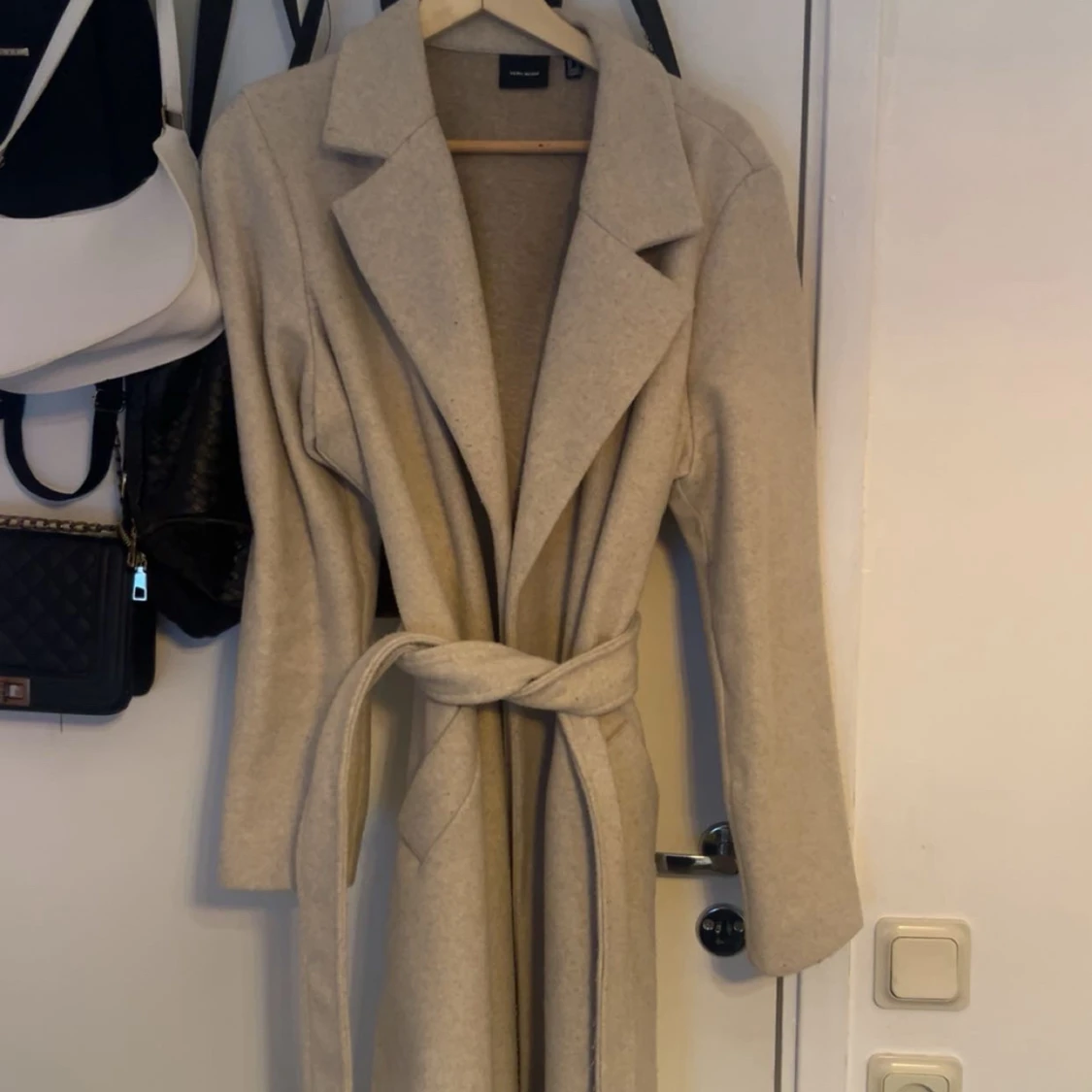 Beige kappa från Vero Moda med bälte - 1