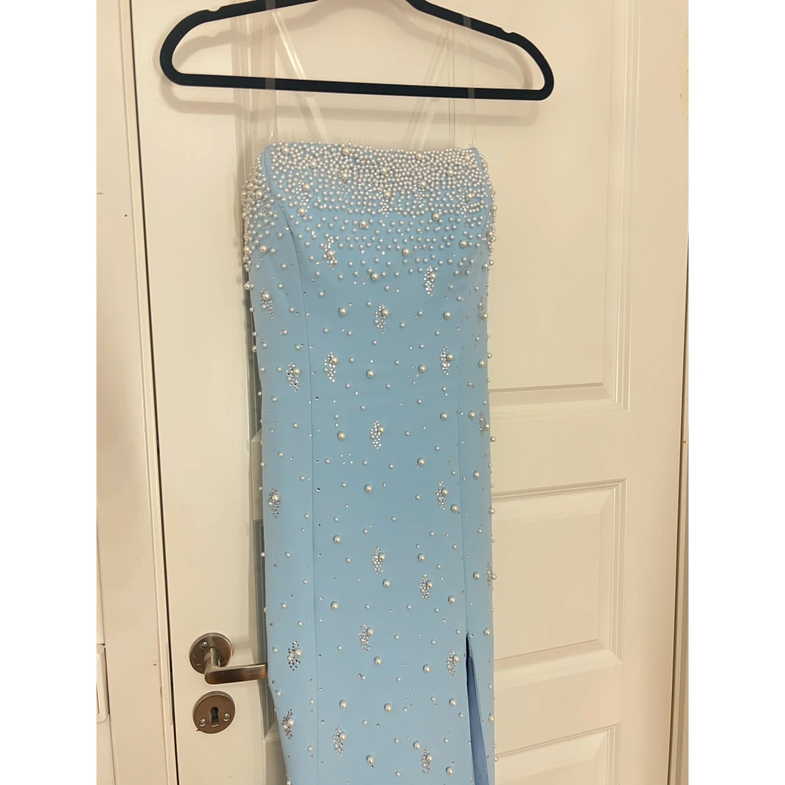 Ljusblå långklänning med pärlor - 2