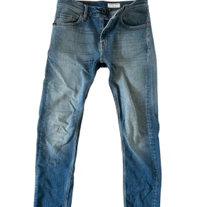 !LÅGT PRIS! Tiger of Sweden - Ett jättefint par jeans från Tiger of Sweden för ett jättefint pris, jeansen är i väldigt bra skick ifall du vill hitta något med lågt pris men hög kvalité 👍 Modellen heter pistolero och har en slim passform och storleken W29 L39.                                               Nypris: 1599:- 👎                                                    Mitt pris: 399:- 👍👍👍