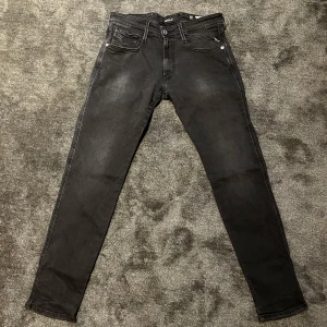 Replay Anbass - Ett par replay jeans i gott skick defekt syns på sista bild - nypris 1200kr - säljs för 349kr - storlek 31/32