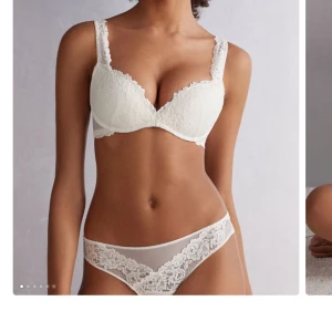 Vit spetsbh från intimissimi - Supersnygg creme vit bh i modellen gioia från intimissimi. Använd max 3 gånger men saknar tecken på användning. Org priset är runt 500kr