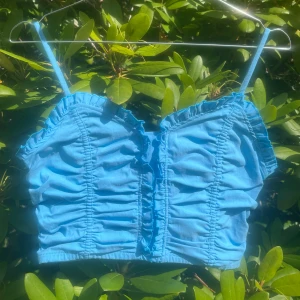 Blå ruched croppad topp - Gulligaste toppen som bara inte kommer till användning🐳
