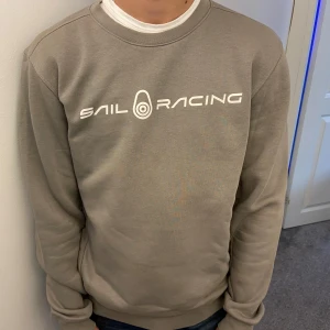 Sail Racing tröja - Säljer en snygg grå Sail Racing tröja i storlek S, fint skick, inga defekter, näst intill ny! Skriv om du vill ha fler bilder. Nypris ca 500kr 