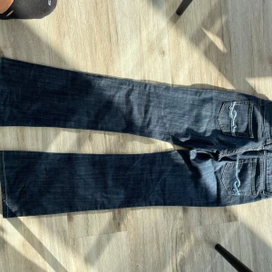 Jeans  - köpta från jeansarkivet här på Plick men tyvärr för små för mig, där av deras bilder. Skriv privat om möjliga frågor!🥰