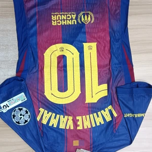FC Barcelona Lamine Yamal tröja Nike - Snygg FC Barcelona matchtröja med Lamine Yamal och nummer 10 på ryggen. Tröjan är kortärmad, har klassiska blå och röda ränder, gula detaljer och klubbmärke på bröstet. Tillverkad i lätt och ventilerande material, perfekt för fotbollsälskare.