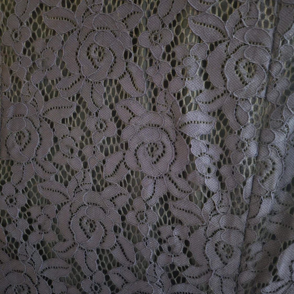 Mörkblå spetsklänning med omlott - detalj - 3