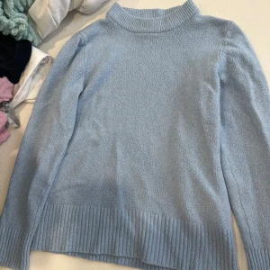 Ljusblå stickad tröja  - Ljusblå stickade tröja och använd några gånger 