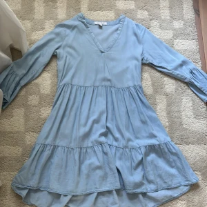 Ljusblå volangklänning  - Säljer en ljusblå klänning jätte söt i typ jeans material 🥰
