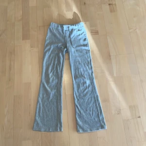 Grå mjukisbyxor från Gina Tricot XXS - Grå mjukisbyxor från Gina Tricot i storlek XXS. Byxorna har bootcut-ben, resår i midjan och snörning framtill. Tillverkade i mjukt bomullsmaterial.