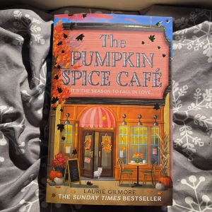 The Pumpkin Spice Café - En mysig feelgood-roman om Jeanie som tar över ett café i småstaden Dream Harbor. Perfekt för dig som älskar höst, romantik och charmiga småstäder. En berättelse om nya starter, vänskap och oväntad kärlek – perfekt för unga vuxna som vill ha värme och feelgood.