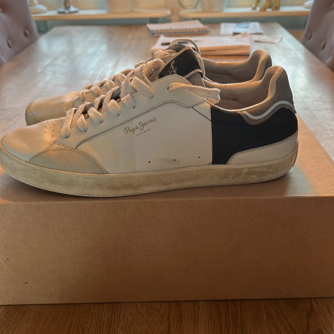 Vita och svarta sneakers från Pepe Jeans - 2