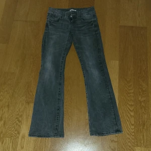 Grå bootcut jeans från Gina Tricot - Snygga grå jeans från Gina Tricot i storlek 152. Modellen har klassisk femficksdesign, bootcut-ben och normal passform. Jeansen är tillverkade i mjukt denimtyg och har en cool tvättad look som passar perfekt till sneakers eller boots.
