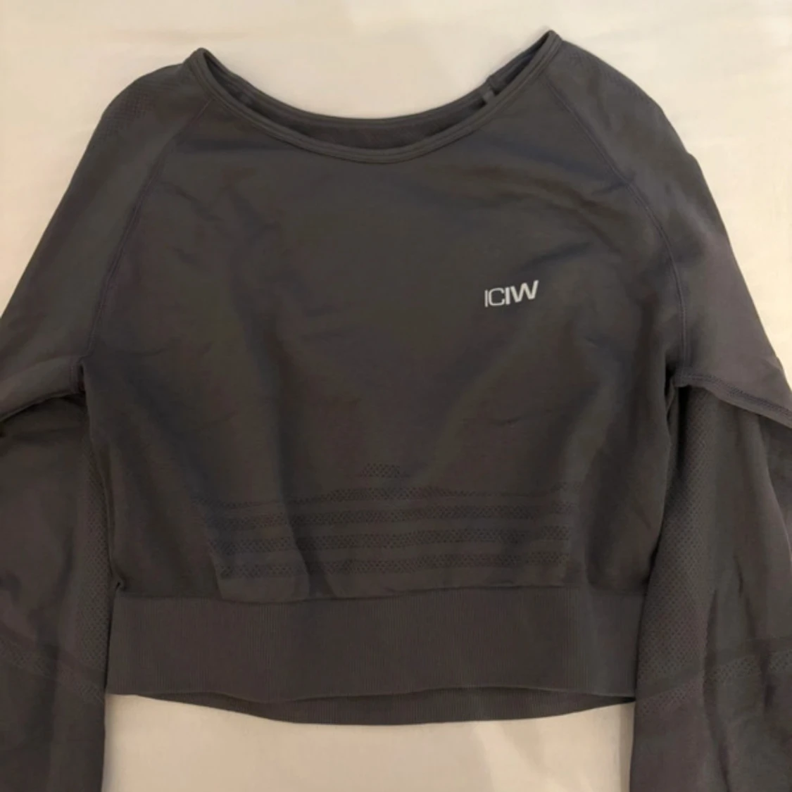 Mörkgrå croppad träningströja från ICANIWILL - 1