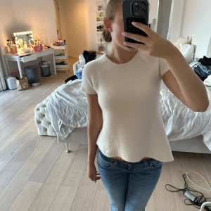 Vit fluffig backless topp - Säljer denna vita toppen från Zara i storlek M, har vanligtvis S och passar perfekt. Går att justera i ryggen. Använd 1 gång!