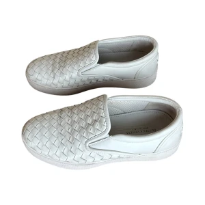 Bottega venetta  - Bottega venetta slip ons. Super bra skick med dustbags pris 1490kr storlek 36-37 finns att köpa på våran hemsida, Fashionels.com 