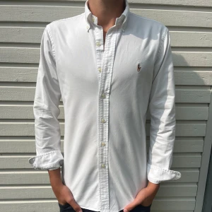 Ralph lauren skjorta - Tja! Säljer nu denna sjukt stiliga Ralph lauren skjorta som passar till allt, skick 7/10 har ett igensatt hål samt en liten fläck se bilder; men syns verkligen inte när den är på som ni kan se på bilderna. Nypris ligger på 1600kr men säljs nu för 449kr. Hör gärna av er vid minsta lilla fundering.