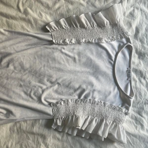 T-shirt/ topp - Super fin o ett as skönt material, den har även volanger på armarna 