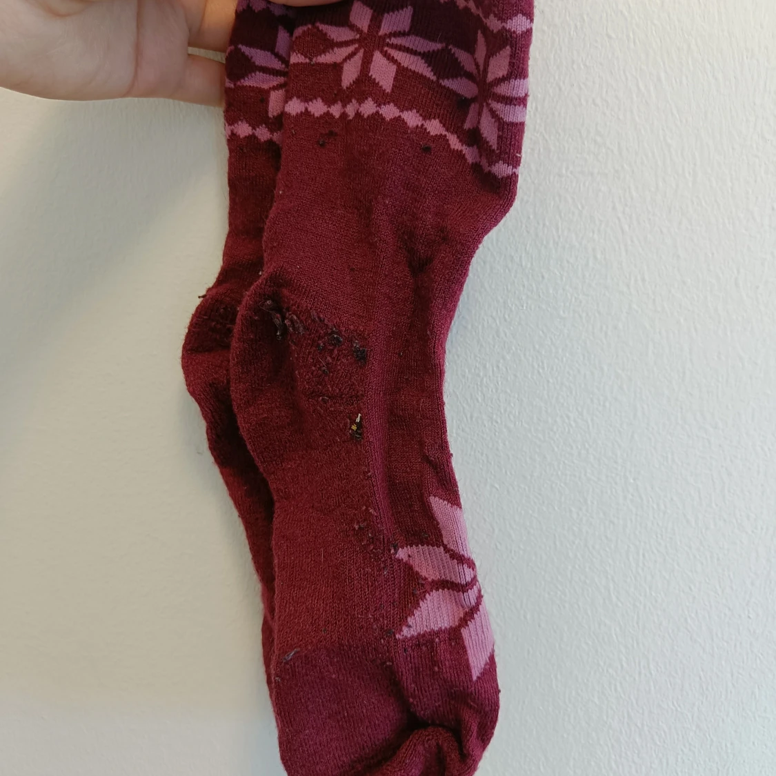 Vinröda ullstrumpor med stjärnmönster