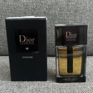 Dior Homme Intense Eau de Parfum - Säljer en helt ny dior homme parfym, köpte den blindfoolded och lukten passar inte mig, den är endast använd 3-4 gånger och är som helt ny. Kan tänka mig byta den mot tex liquid brun, eller nån annan.