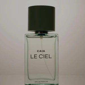 CAIA Le Ciel Eau de Parfum - Fräsch parfym från CAIA i modellen Le Ciel. Flaskan är rektangulär i genomskinligt glas med svart, rund kork och stilren text. Perfekt för dig som gillar minimalistisk design och vill ha en snygg detalj på sminkbordet.