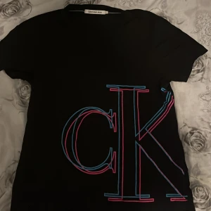 Calvin Klein Tshirt - Storlek M, i gott skick. 