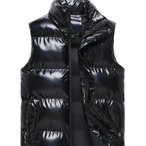 Svart glansig dunväst med hög krage - Säljer en svart dunväst med glansig finish och hög krage. Västen har breda, quiltade partier och stängs med dragkedja och tryckknapp upptill. Perfekt för lager-på-lager och ger en cool streetstyle-vibe.
