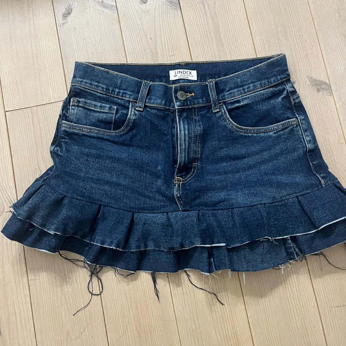 Mörkblå jeanskjol med volang - 1