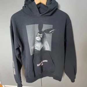 Dangerous Woman Tour Hoodie - I bra skick förutom lite smånopprig och lite sprucket tryck. Priset går att förhandla