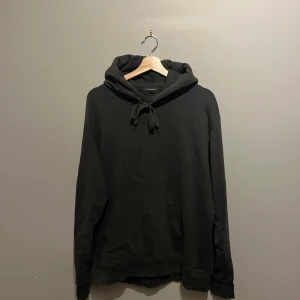 Svart hoodie från Paul & friends - En stilren mörkgrön hoodie från Paul&friends i storlek M som är sparsamt använd, köpt för 1899kr och finns inte i sortimentet längre.