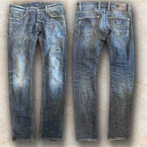G star raw jeans - W30 L32 sitter slim med snygg färg. Slitningar här och där två hål som är reparerade 