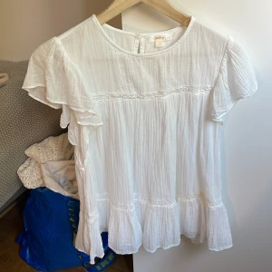 Vit blus - Supersöt blus från Gina Tricot, nästan aldrig använd