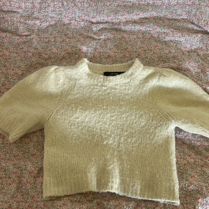 Beige tröja  - Beige stickad tröja från Vero Moda, storlek S. Använd ganska många gånger. Lite nopprig men inget som märks så mycket. Priser går att diskutera💗 
