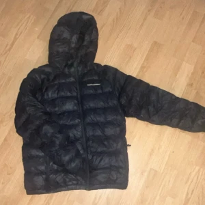 Peak performance jacka  - Jättefin peak performance jacka i storlek L skulle säga att den massar en s/m då den e liten i storlek,köptes för 4000kr haft den i 2 år den är i jättebra skick inga hål osv kan ha nån smink fläck runt kragen men det är något som går bort med våtservetter ☺️