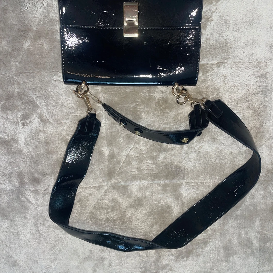 Svart axelväska med bred rem - 1