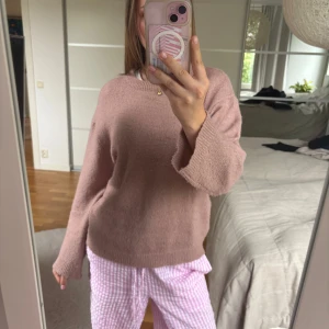 Ljusrosa stickad tröja  - Supermysig ljusrosa stickad tröja från 157 i storlek XS. Tröjan har en klassisk rund halsringning och långa ärmar, perfekt för lager på lager. Enkel och stilren modell som är lätt att matcha med allt. Tyvärr är den ganska nopprig som man ser på bilden.