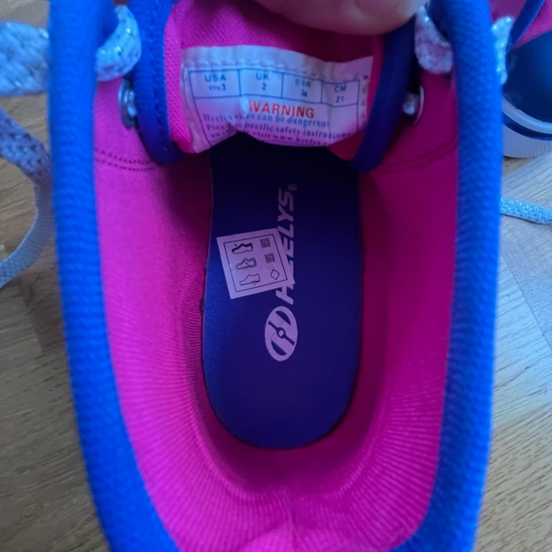 Heelys sneakers med hjul och mönster - 4