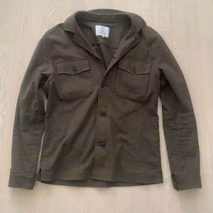 MQ overshirt  - Tjena! Säljer nu min asfeta overshirt från MQ i storlek S. Overshirten är knappt använd och därav i nyskick! Priset är ej hugget i sten så hör av dig vid minsta fundering:) 